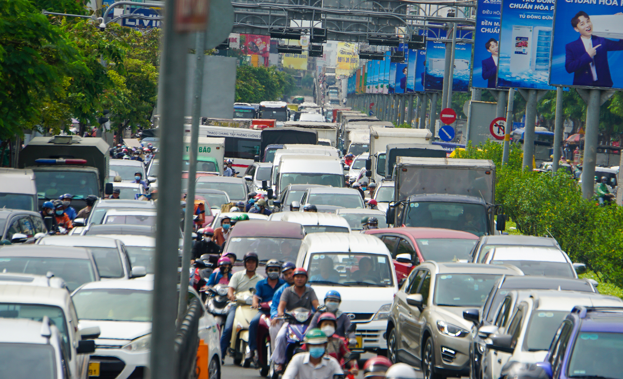 Cửa ngõ sân bay Tân Sơn Nhất ùn tắc ngày cao điểm khách đi lại dịp Tết  - Ảnh 8.