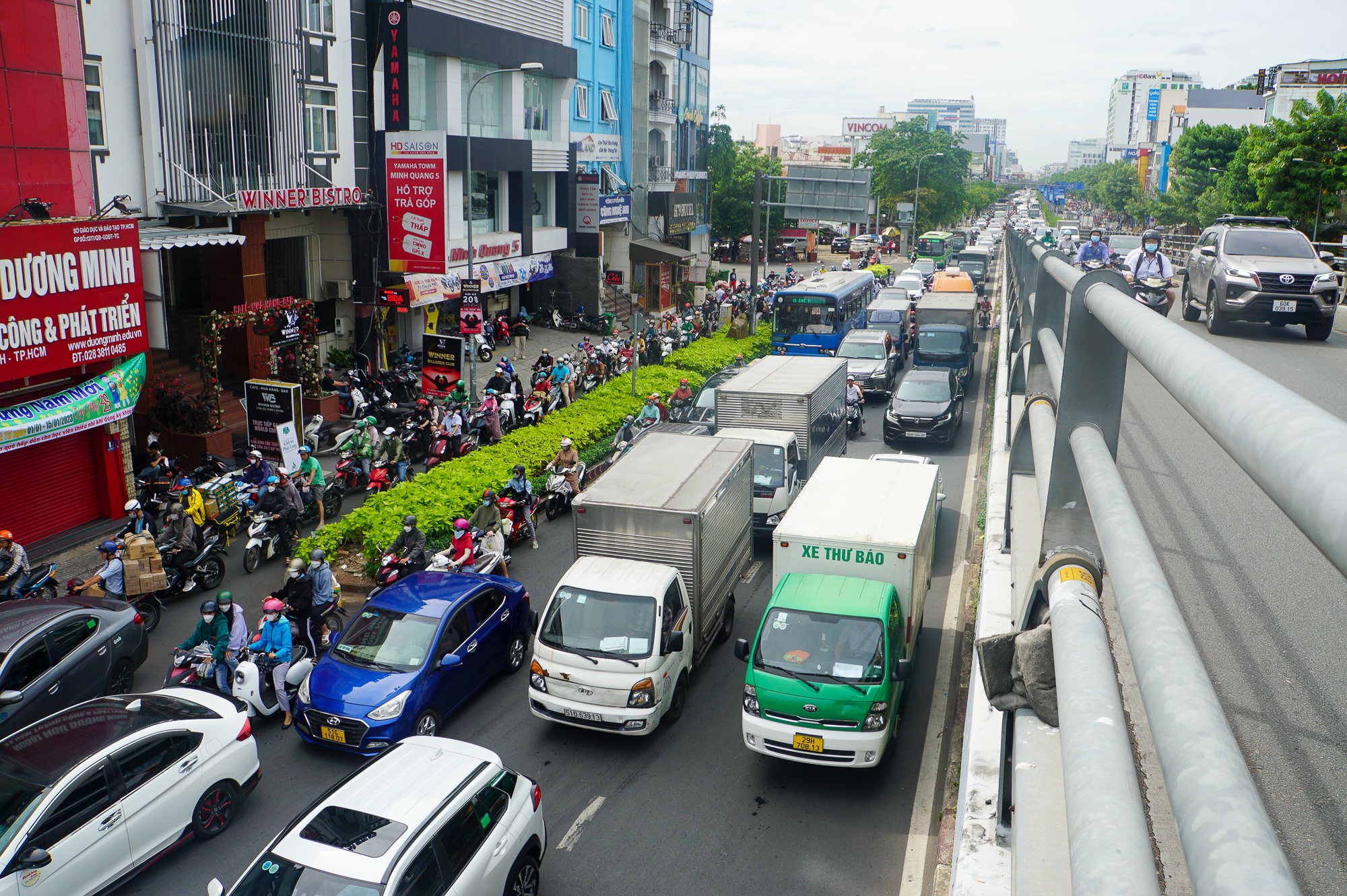 Cửa ngõ sân bay Tân Sơn Nhất ùn tắc ngày cao điểm khách đi lại dịp Tết  - Ảnh 3.