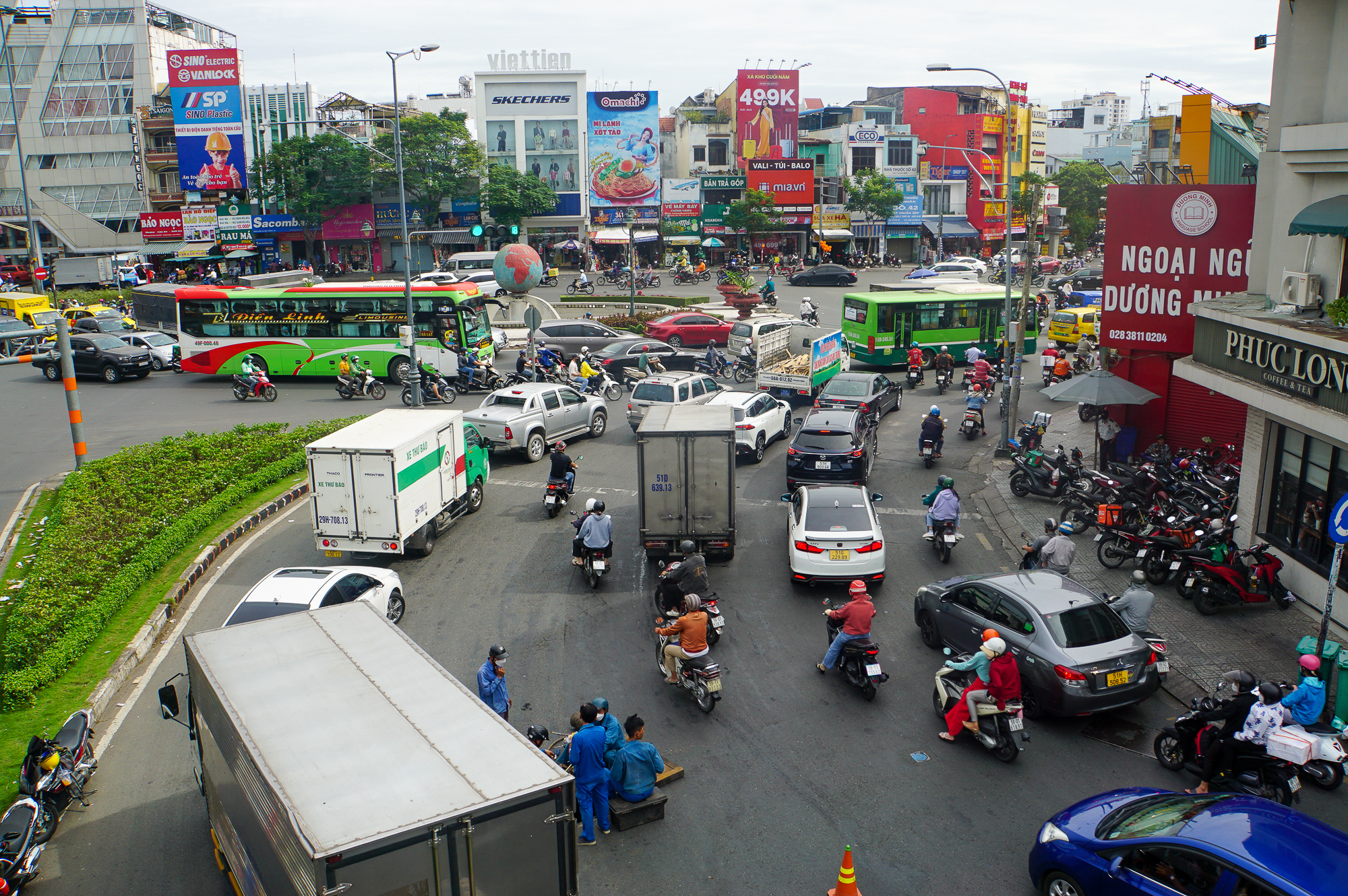 Cửa ngõ sân bay Tân Sơn Nhất ùn tắc ngày cao điểm khách đi lại dịp Tết  - Ảnh 10.