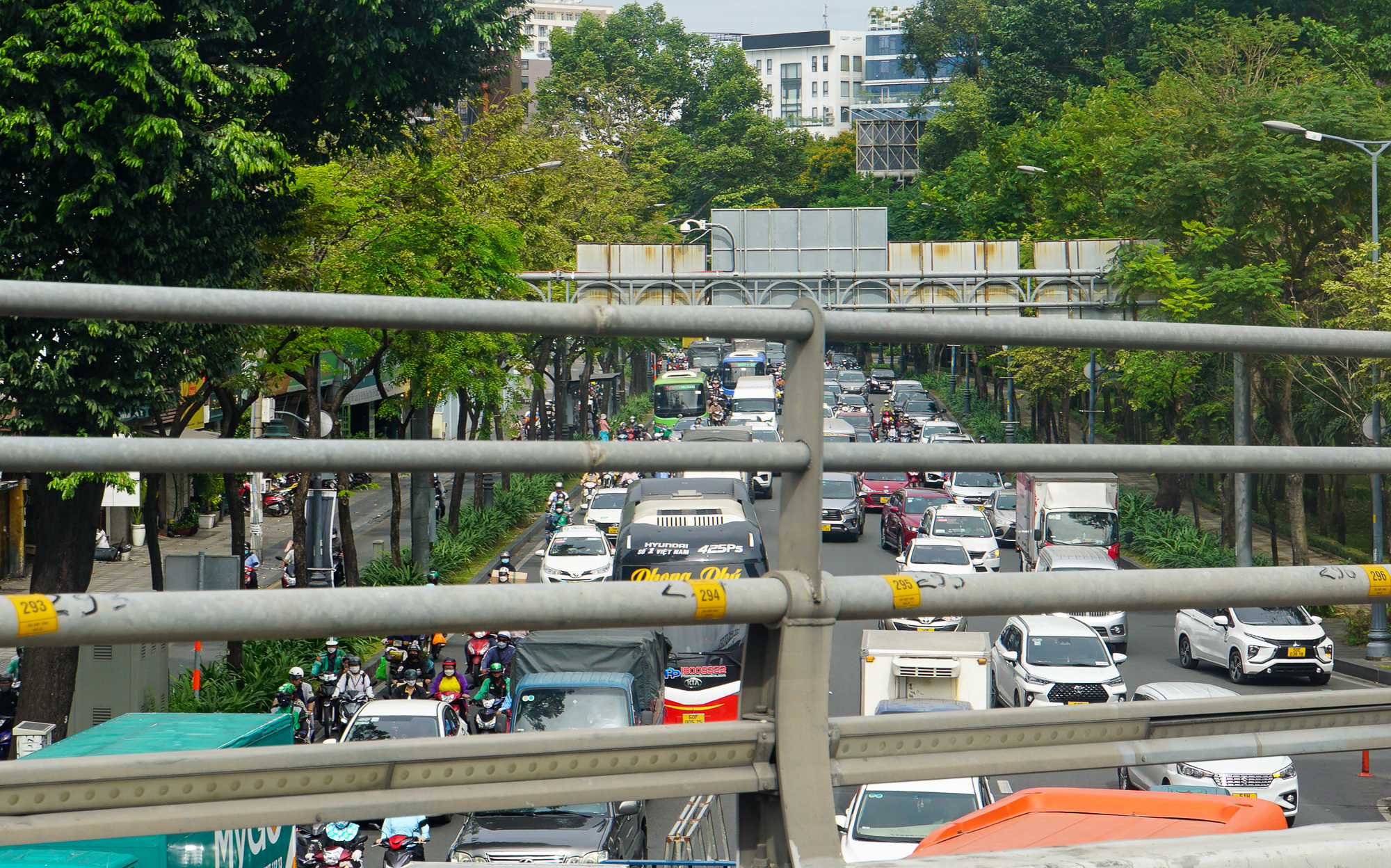 Cửa ngõ sân bay Tân Sơn Nhất ùn tắc ngày cao điểm khách đi lại dịp Tết  - Ảnh 4.