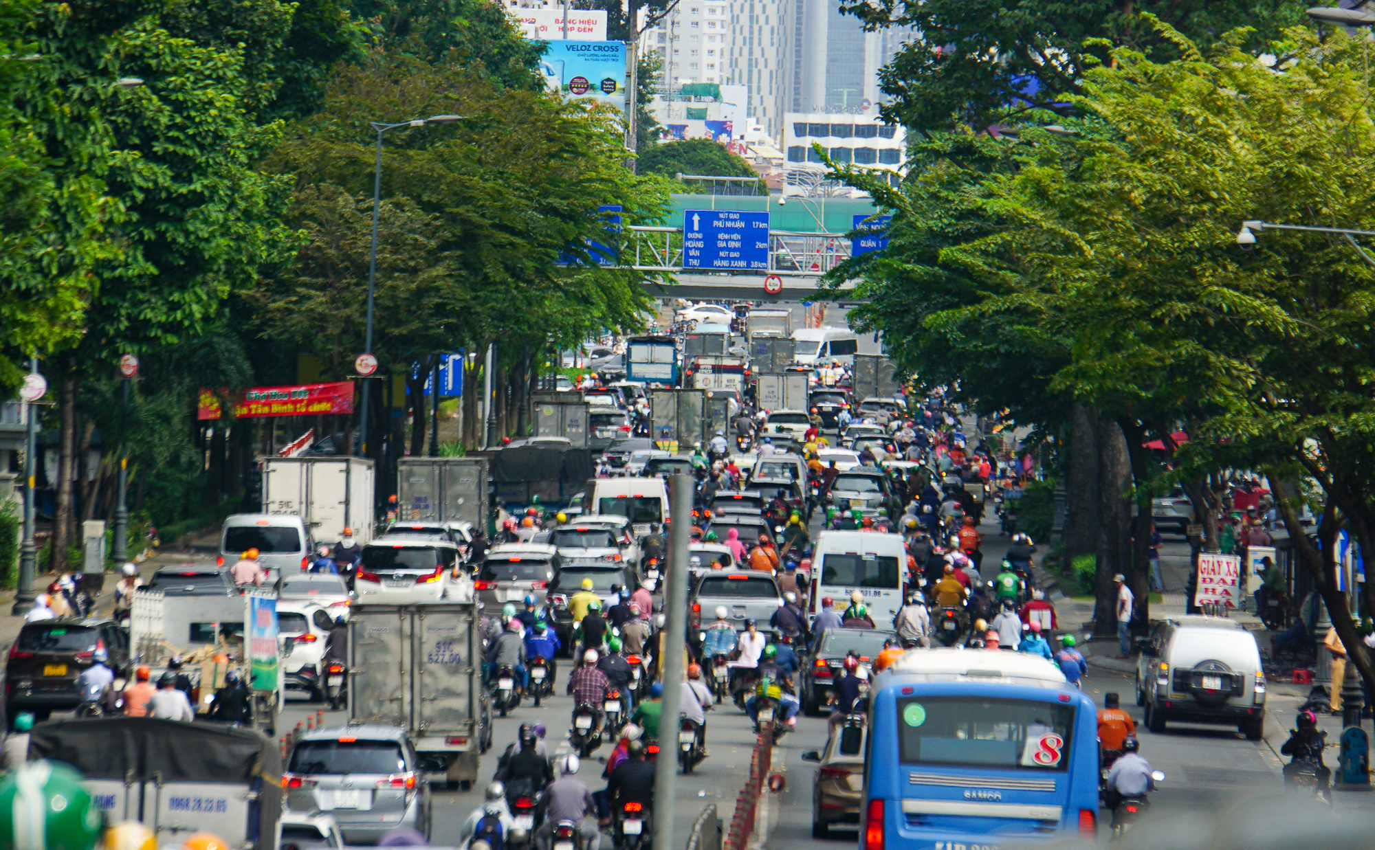 Cửa ngõ sân bay Tân Sơn Nhất ùn tắc ngày cao điểm khách đi lại dịp Tết  - Ảnh 5.