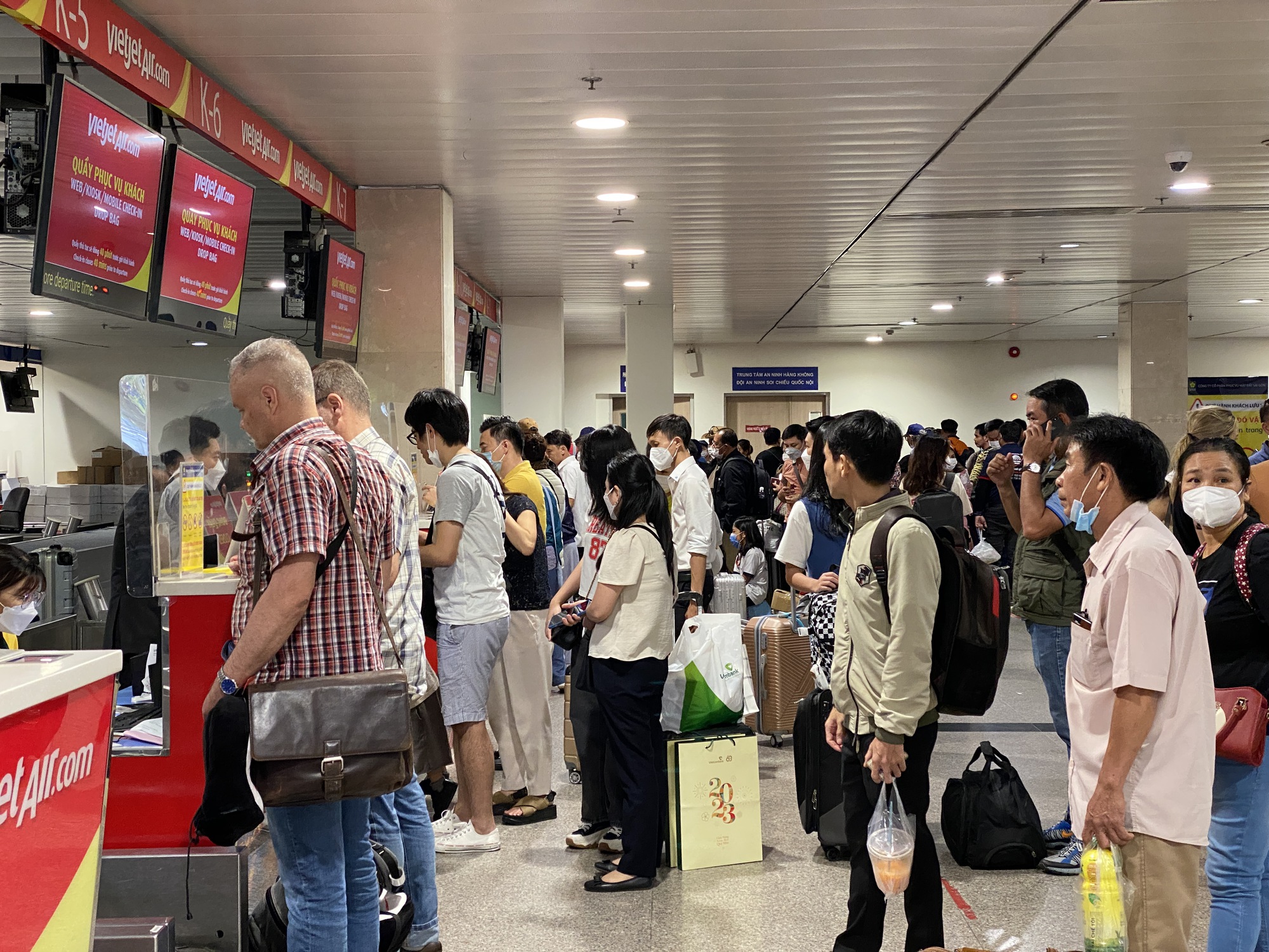 CẢNH QUAN MẶT ĐẤT SÂN BAY TÂN SƠN NHẤT TRONG NGÀY ĐÔNG NGƯỜI