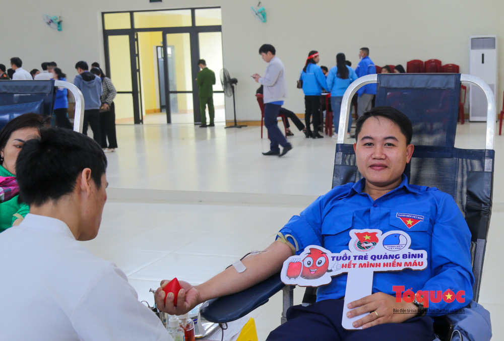 Hàng ngàn người tham gia hiến máu trong chương trình &quot;Chủ nhật Đỏ&quot; được tổ chức tại Quảng Bình - Ảnh 5.
