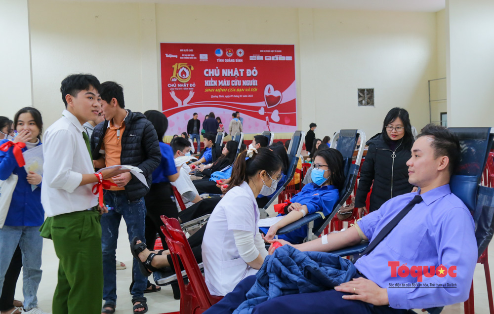 Hàng ngàn người tham gia hiến máu trong chương trình "Chủ nhật Đỏ" được tổ chức tại Quảng Bình - Ảnh 7.