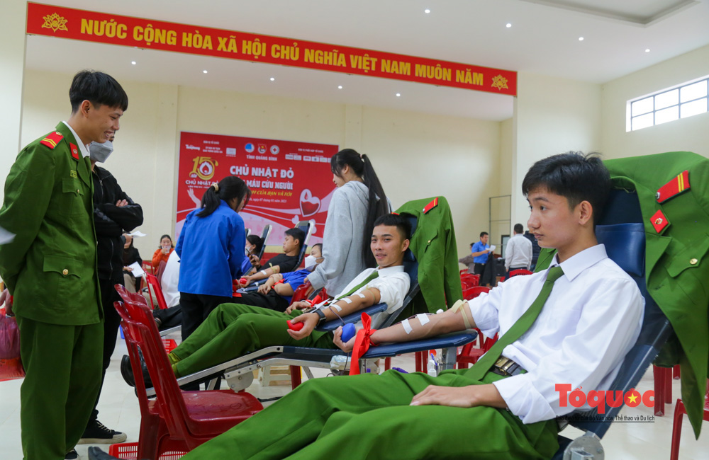 Hàng ngàn người tham gia hiến máu trong chương trình "Chủ nhật Đỏ" được tổ chức tại Quảng Bình - Ảnh 9.