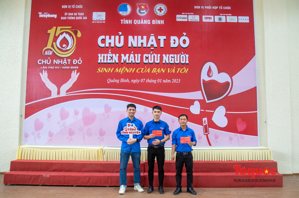 Hàng ngàn người tham gia hiến máu trong chương trình "Chủ nhật Đỏ" được tổ chức tại Quảng Bình - Ảnh 12.
