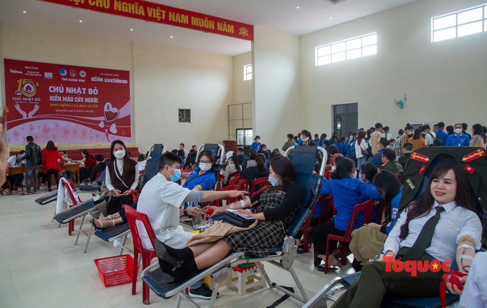 Hàng ngàn người tham gia hiến máu trong chương trình &quot;Chủ nhật Đỏ&quot; được tổ chức tại Quảng Bình - Ảnh 10.