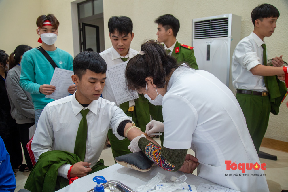 Hàng ngàn người tham gia hiến máu trong chương trình "Chủ nhật Đỏ" được tổ chức tại Quảng Bình - Ảnh 3.