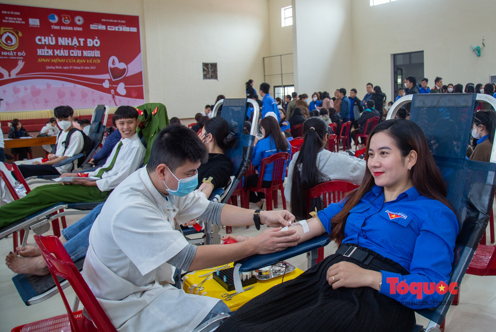 Hàng ngàn người tham gia hiến máu trong chương trình &quot;Chủ nhật Đỏ&quot; được tổ chức tại Quảng Bình - Ảnh 6.