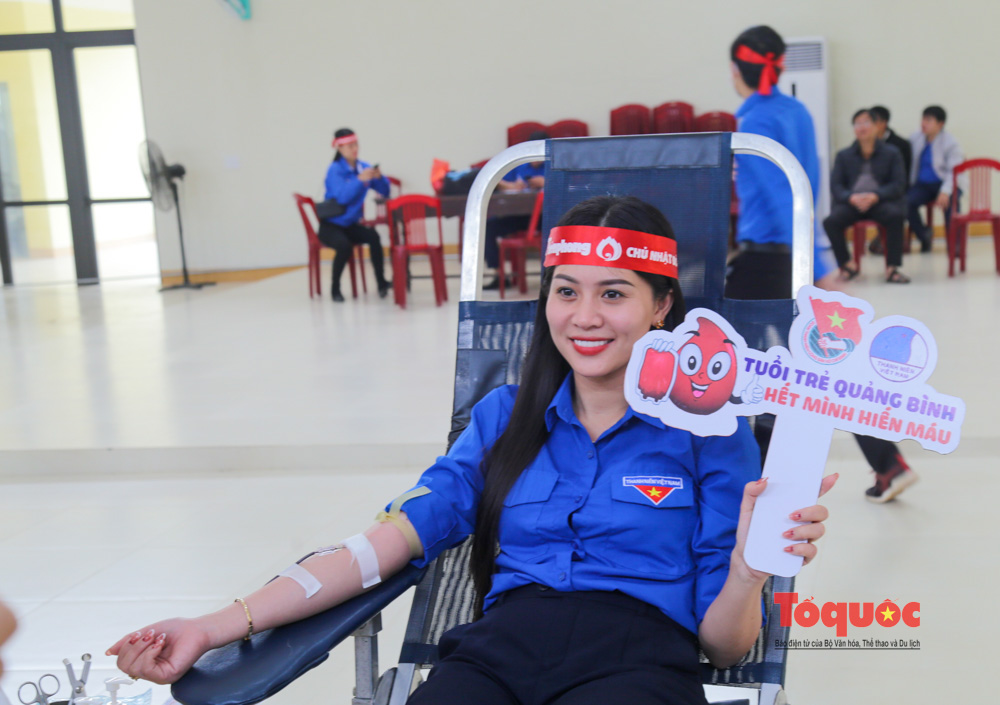 Hàng ngàn người tham gia hiến máu trong chương trình "Chủ nhật Đỏ" được tổ chức tại Quảng Bình - Ảnh 4.