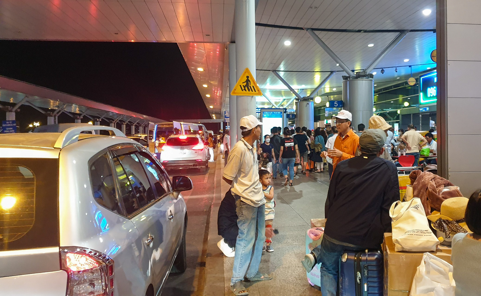 Sân bay Tân Sơn Nhất nhộn nhịp người dân đón Việt kiều về nước ăn Tết sau 2 năm  - Ảnh 3.