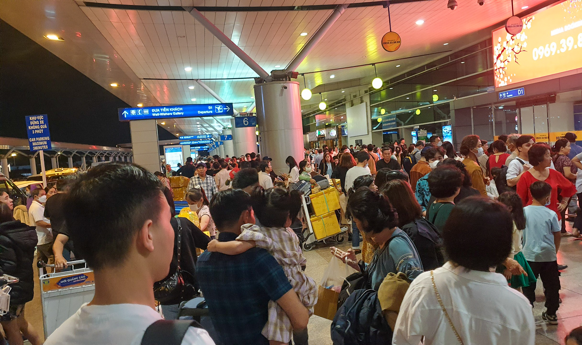 Sân bay Tân Sơn Nhất nhộn nhịp người dân đón Việt kiều về nước ăn Tết sau 2 năm  - Ảnh 10.