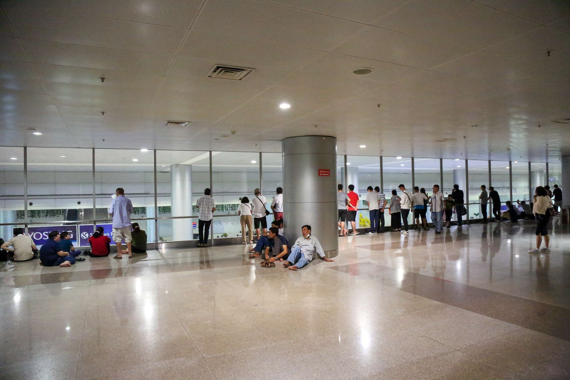 Sân bay Tân Sơn Nhất đông đúc khách quốc tế trong ngày đầu Trung Quốc mở cửa  - Ảnh 4.