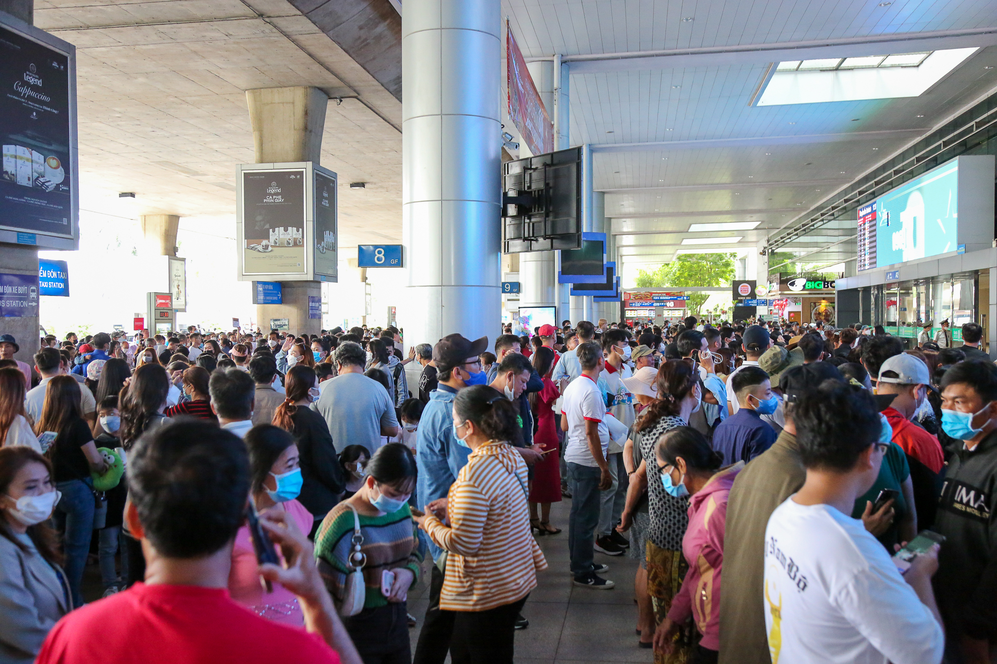 Sân bay Tân Sơn Nhất đông đúc khách quốc tế trong ngày đầu Trung Quốc mở cửa  - Ảnh 11.