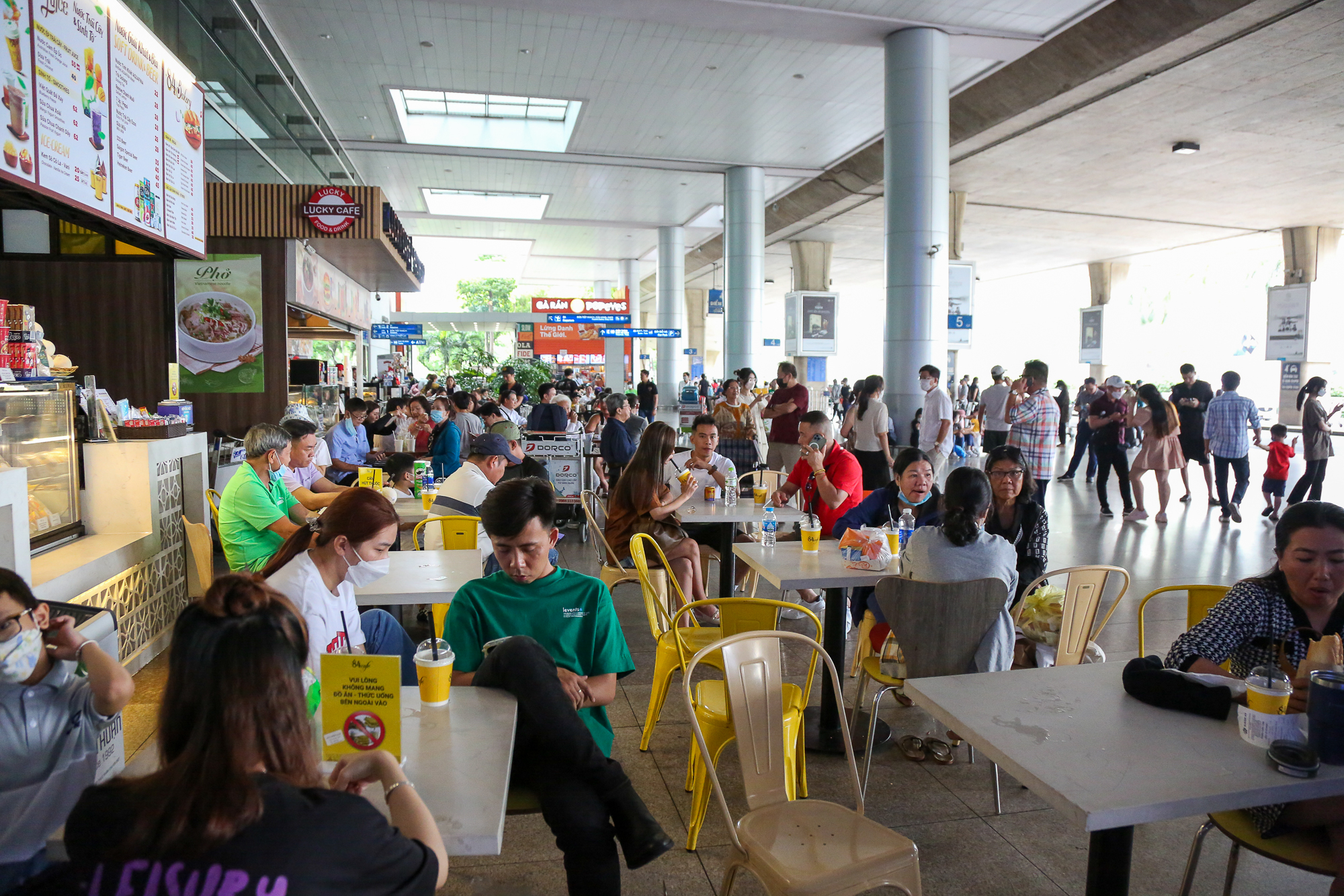 Sân bay Tân Sơn Nhất đông đúc khách quốc tế trong ngày đầu Trung Quốc mở cửa  - Ảnh 17.