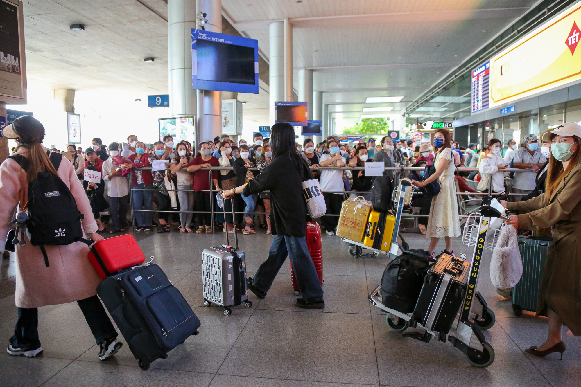 Sân bay Tân Sơn Nhất đông đúc khách quốc tế trong ngày đầu Trung Quốc mở cửa  - Ảnh 13.