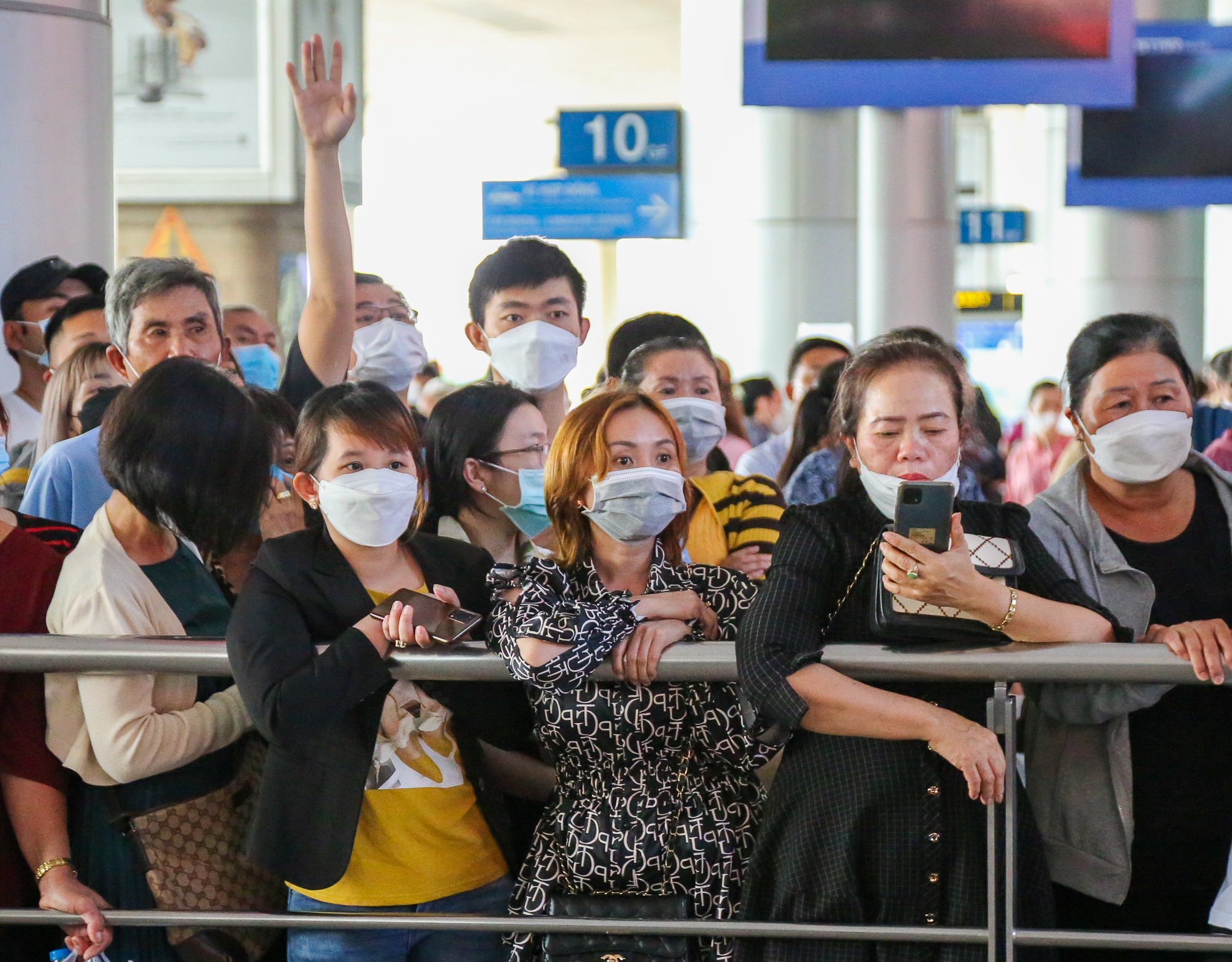 Sân bay Tân Sơn Nhất đông đúc khách quốc tế trong ngày đầu Trung Quốc mở cửa  - Ảnh 12.