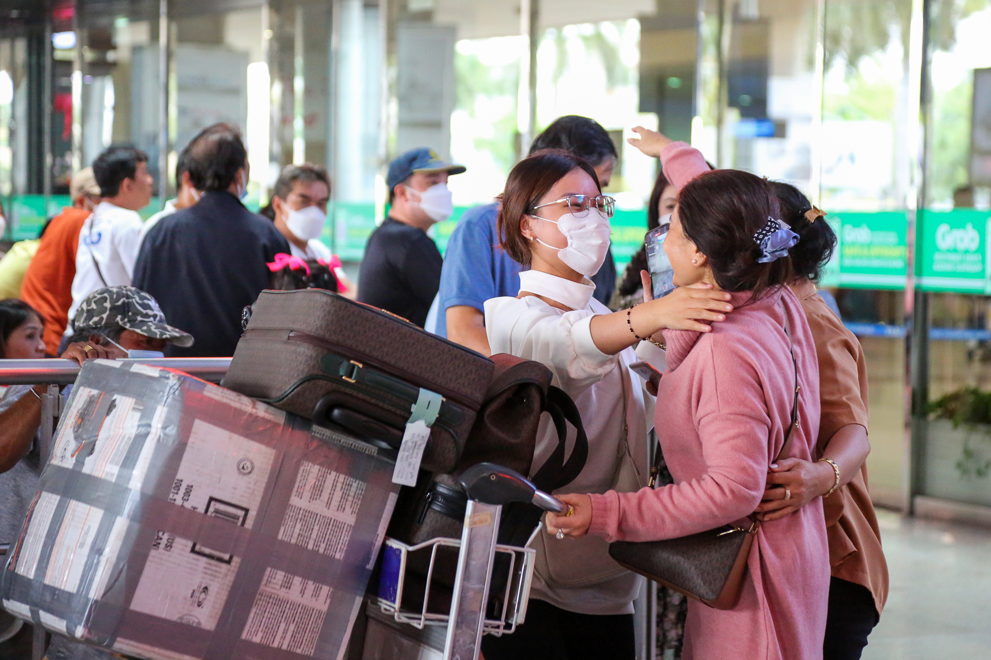 Sân bay Tân Sơn Nhất đông đúc khách quốc tế trong ngày đầu Trung Quốc mở cửa  - Ảnh 15.