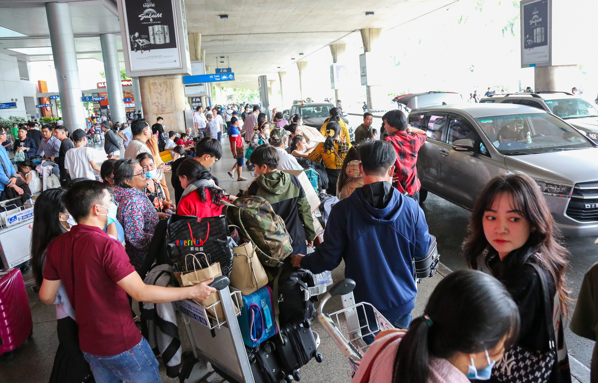 Sân bay Tân Sơn Nhất đông đúc khách quốc tế trong ngày đầu Trung Quốc mở cửa  - Ảnh 16.