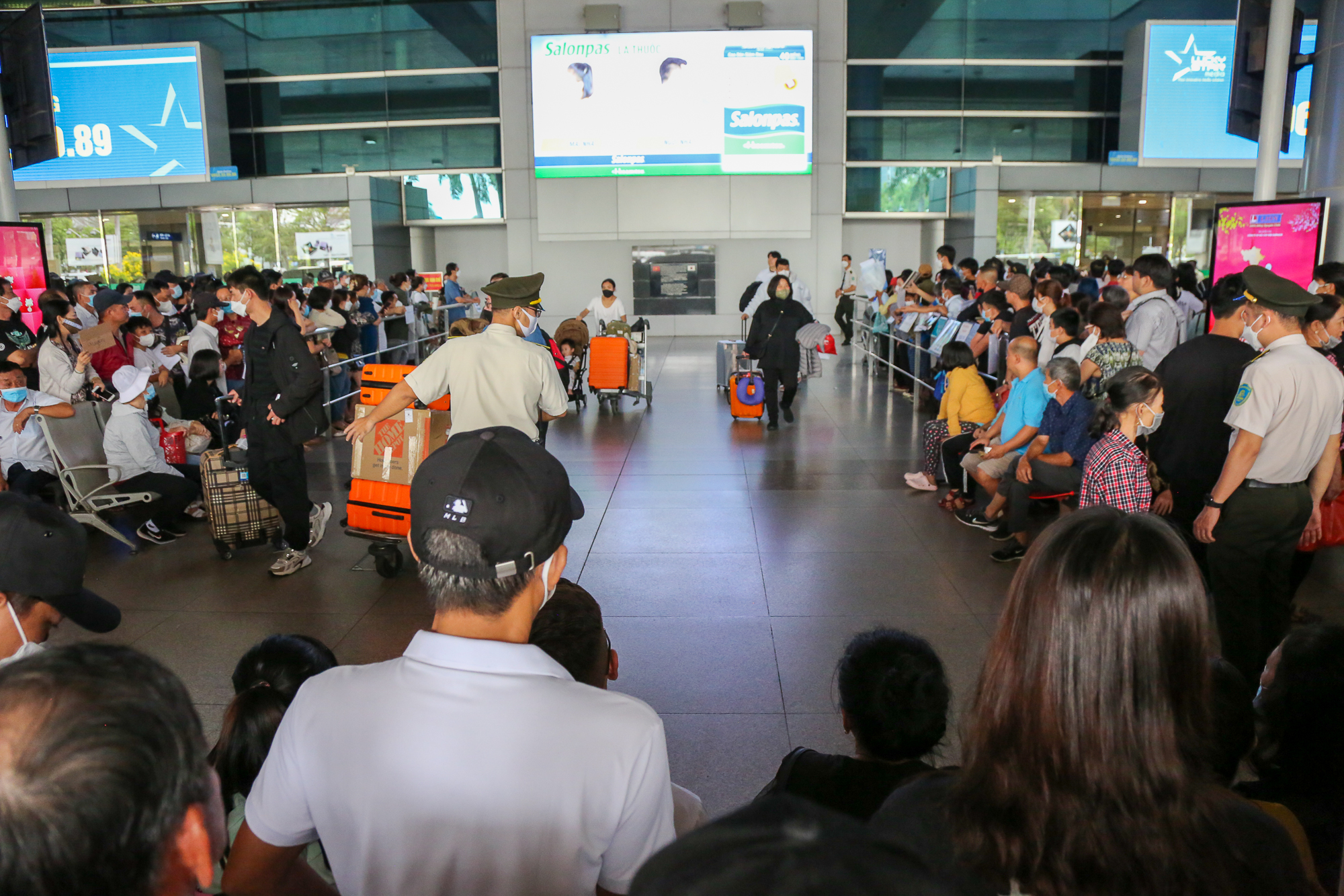 Sân bay Tân Sơn Nhất đông đúc khách quốc tế trong ngày đầu Trung Quốc mở cửa  - Ảnh 6.
