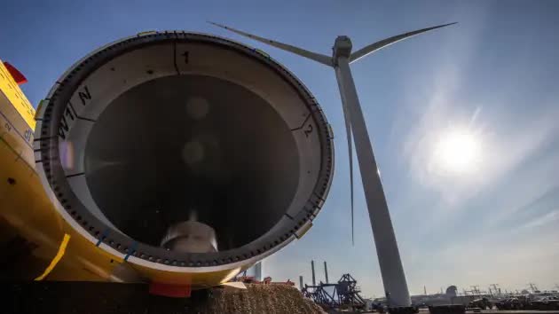 Trang trại gió ngoài khơi lớn nhất thế giới sản xuất điện năng đầu tiên - Ảnh 1.