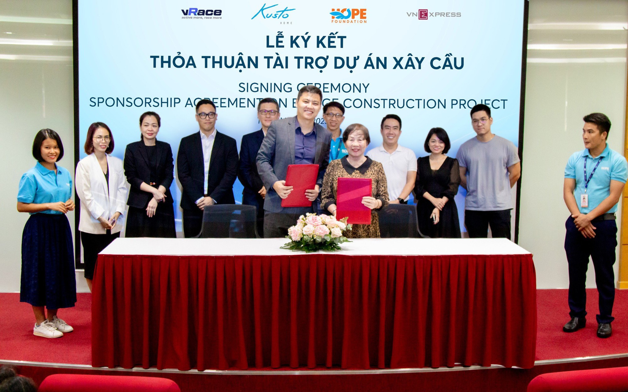 Kusto Home ký kết tài trợ dự án xây cầu cùng Hope Foundation - Ảnh 1.