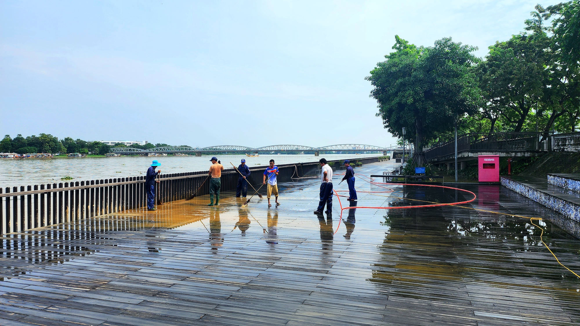 Tích cực dọn bùn rác dồn ứ, trả lại cảnh quan dọc bờ sông Hương sau mưa lũ - Ảnh 17.