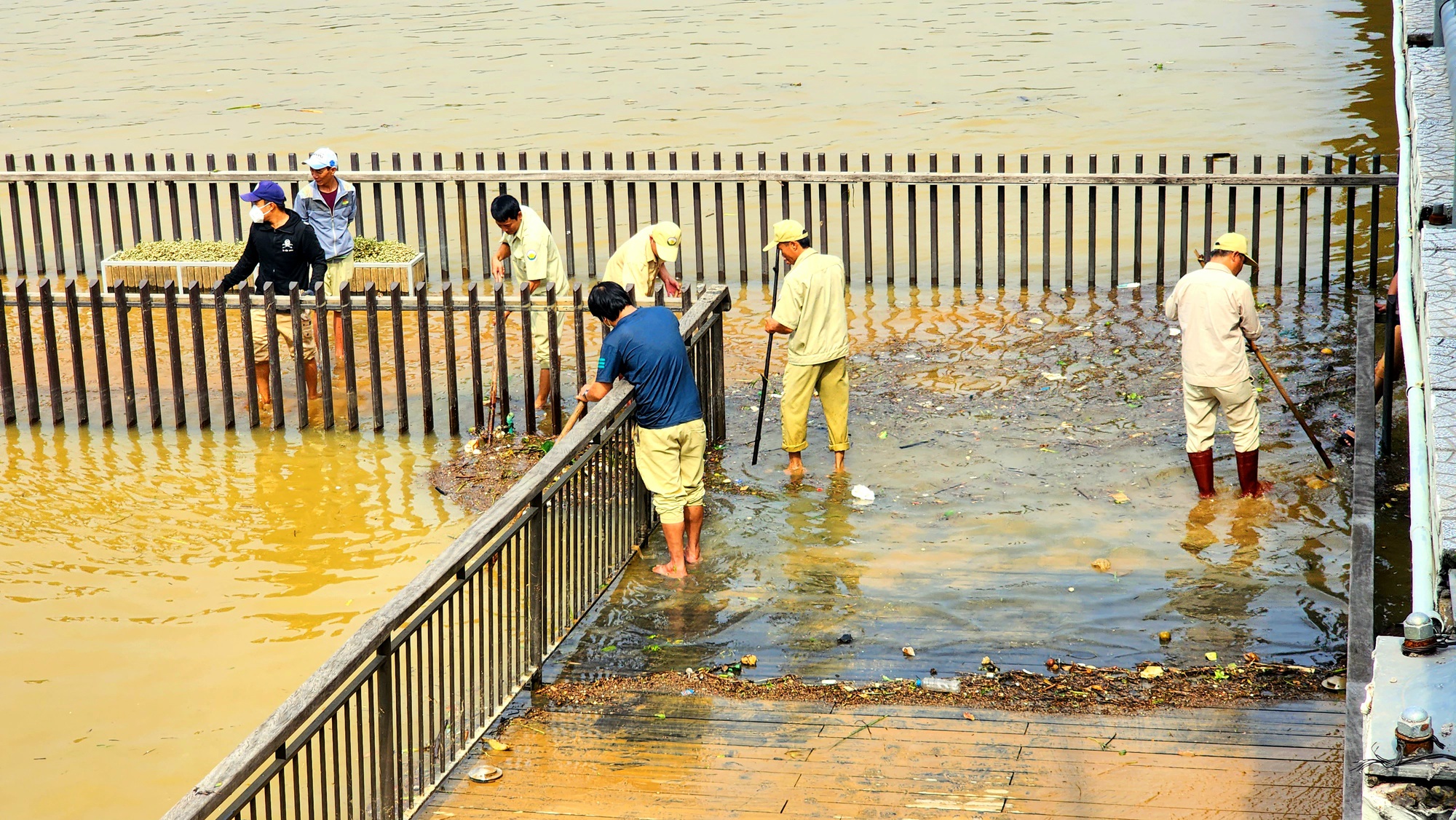 Tích cực dọn bùn rác dồn ứ, trả lại cảnh quan dọc bờ sông Hương sau mưa lũ - Ảnh 2.