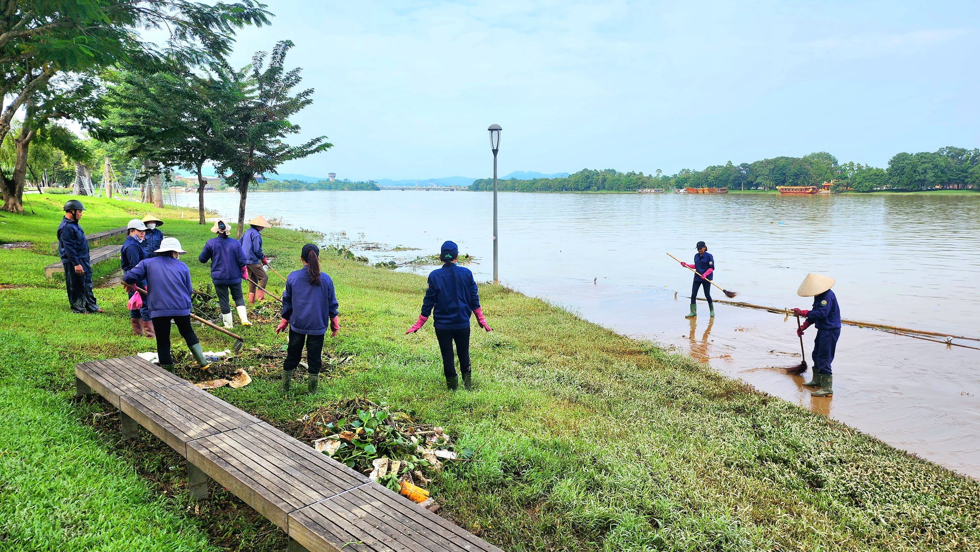 Tích cực dọn bùn rác dồn ứ, trả lại cảnh quan dọc bờ sông Hương sau mưa lũ - Ảnh 7.