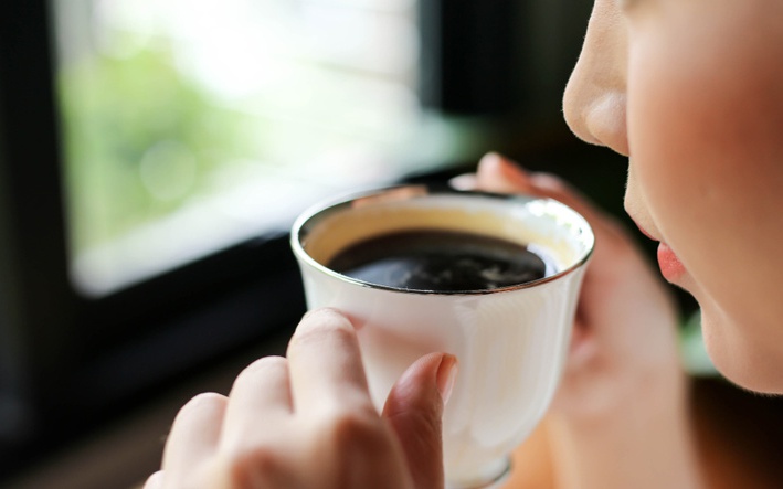 Bác sĩ chỉ ra 2 khung giờ uống cà phê có hại sức khỏe: Gián tiếp gây huyết áp cao, đường huyết tăng vọt nhưng ít ai biết