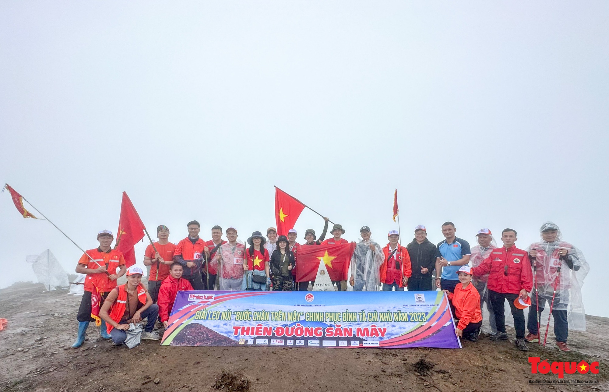 Hơn 100 nhà báo, phóng viên chinh phục đỉnh Tà Chì Nhù ở độ cao 2927m - Ảnh 15.