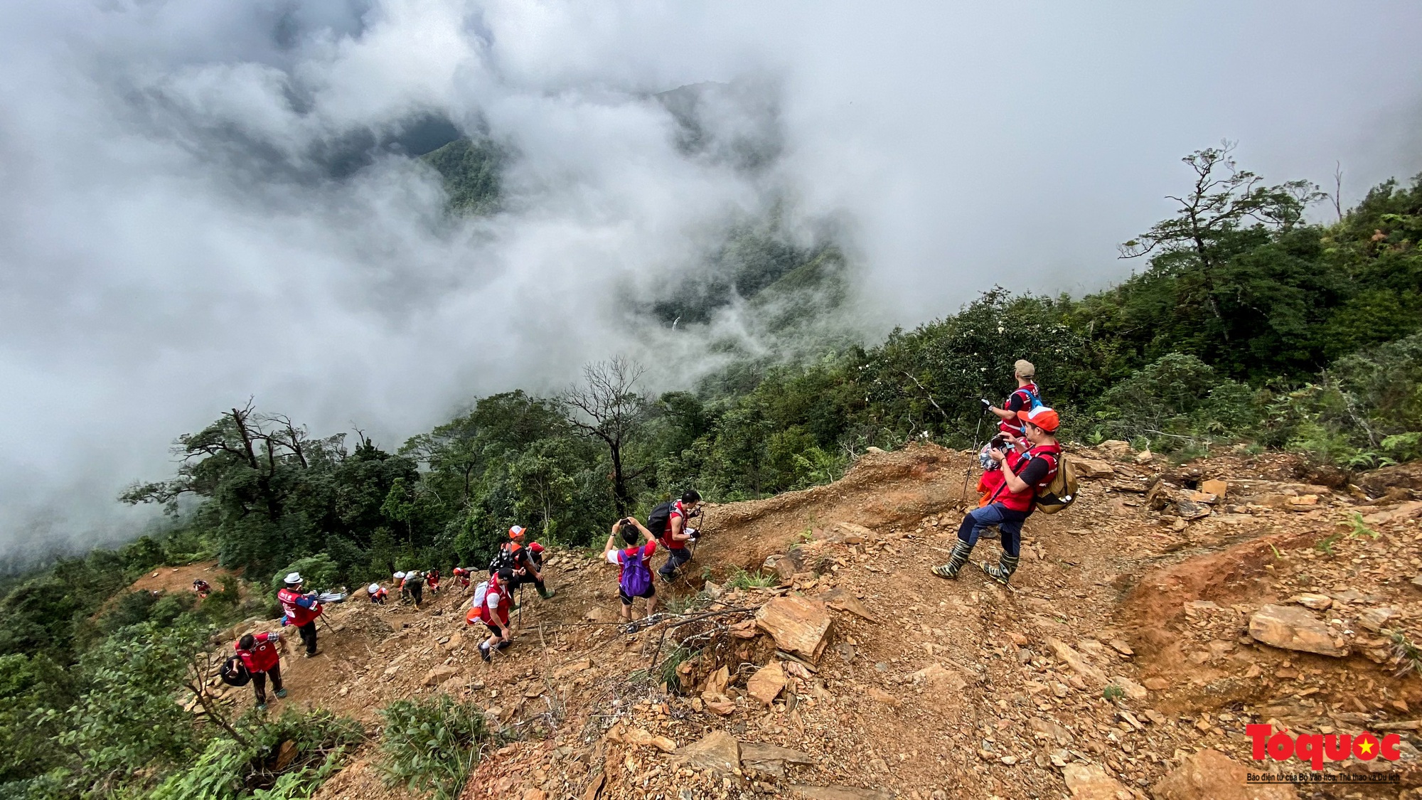 Hơn 100 nhà báo, phóng viên chinh phục đỉnh Tà Chì Nhù ở độ cao 2927m - Ảnh 5.