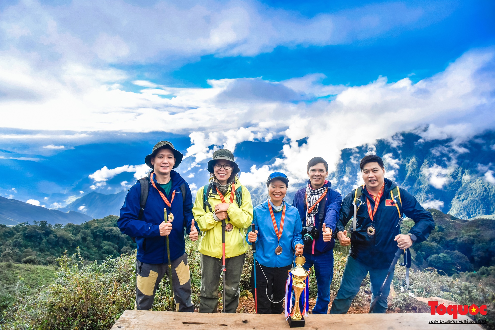 Hơn 100 nhà báo, phóng viên chinh phục đỉnh Tà Chì Nhù ở độ cao 2927m - Ảnh 17.
