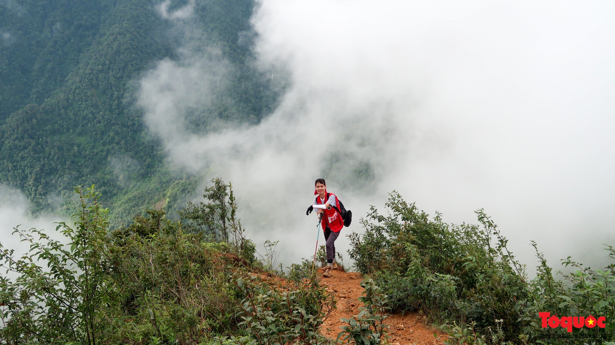 Hơn 100 nhà báo, phóng viên chinh phục đỉnh Tà Chì Nhù ở độ cao 2927m - Ảnh 12.