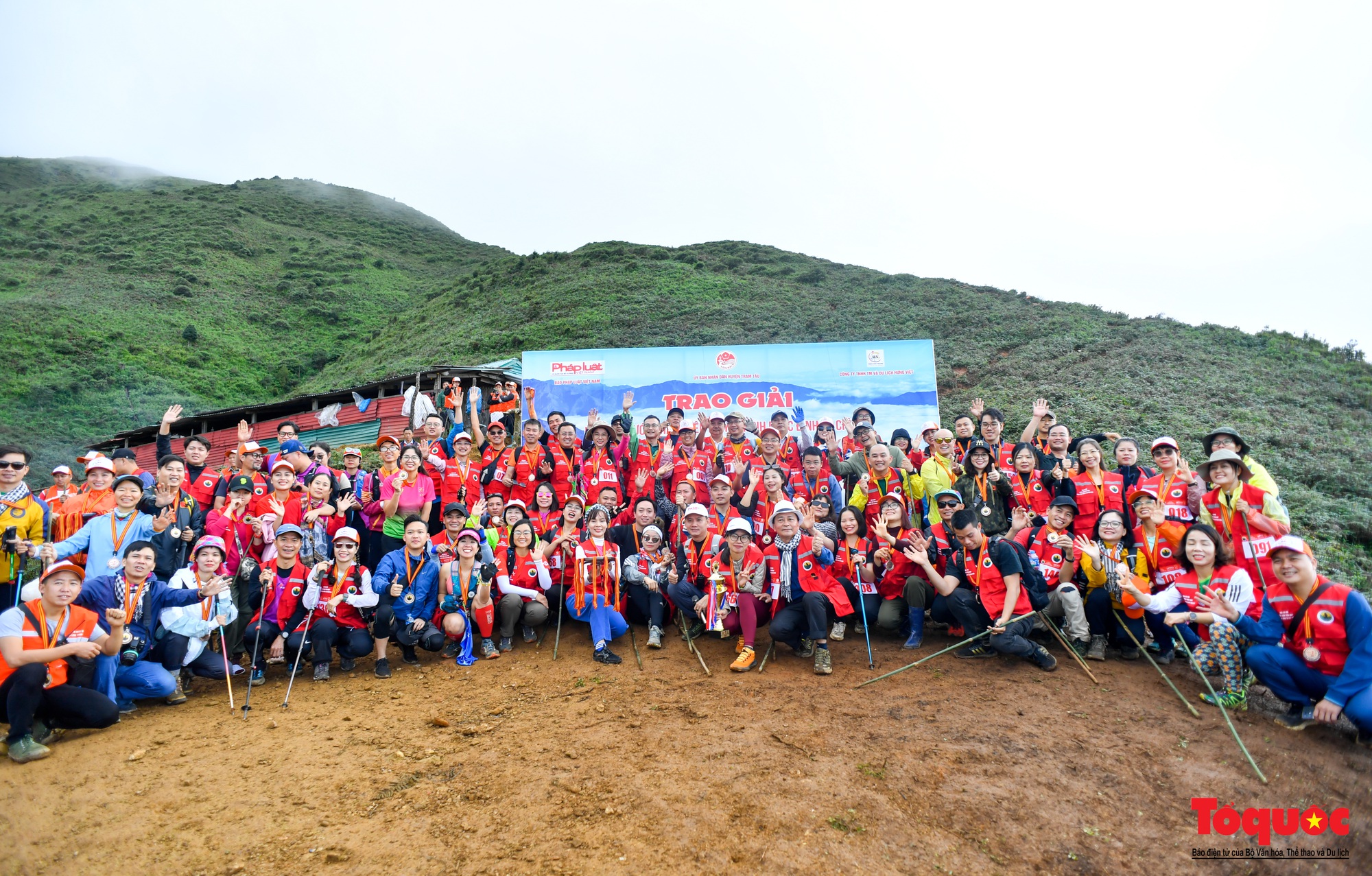 Hơn 100 nhà báo, phóng viên chinh phục đỉnh Tà Chì Nhù ở độ cao 2927m - Ảnh 18.