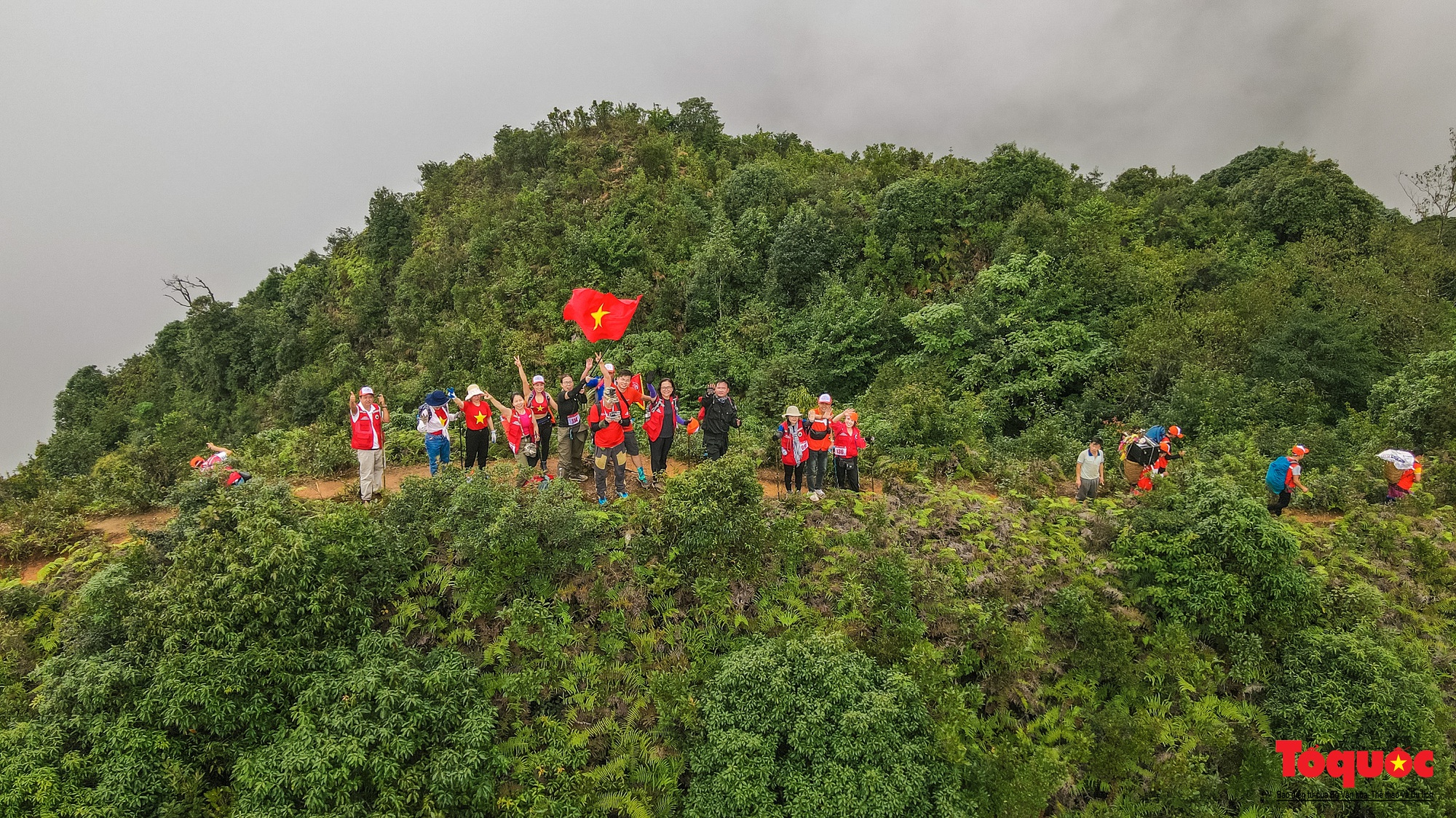 Hơn 100 nhà báo, phóng viên chinh phục đỉnh Tà Chì Nhù ở độ cao 2927m - Ảnh 8.