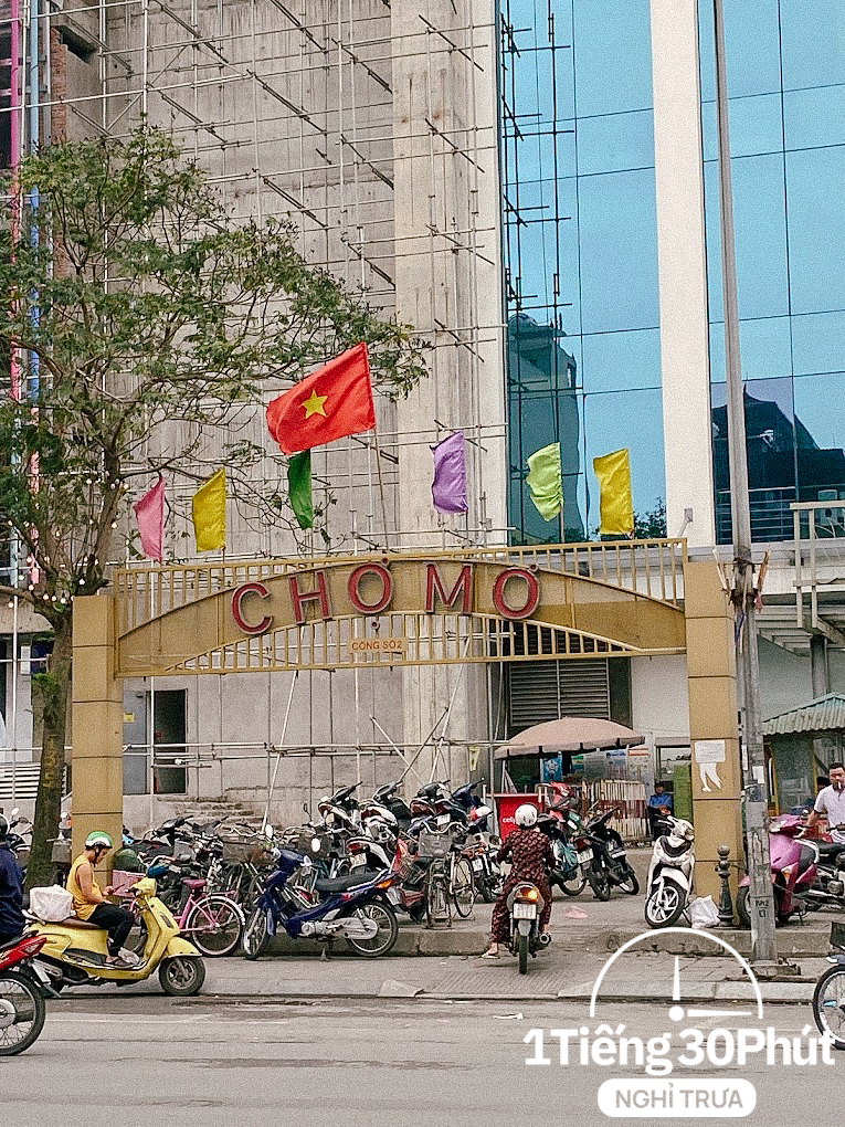 Dân văn phòng Hà Nội chui xuống khu chợ trăm tuổi dưới lòng đất ăn cơm, gội đầu vào mỗi buổi trưa - Ảnh 1.