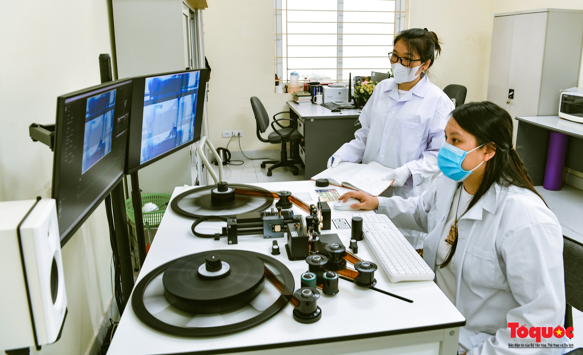 Những bóng hồng gìn giữ lại bằng chứng lịch sử - Ảnh 12. Những bóng hồng gìn giữ lại bằng chứng lịch sử - Ảnh 12.