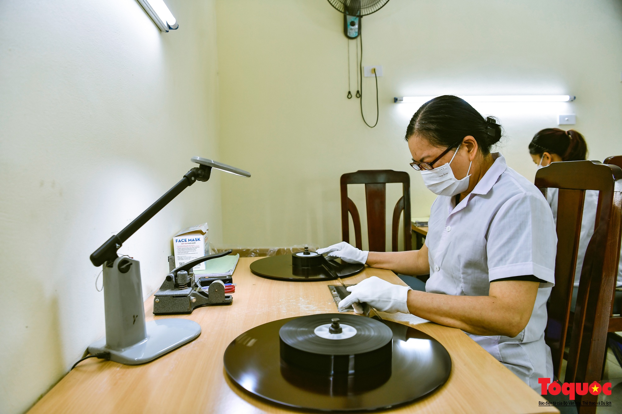 Những bóng hồng gìn giữ lại bằng chứng lịch sử - Ảnh 15. Những bóng hồng gìn giữ lại bằng chứng lịch sử - Ảnh 15.