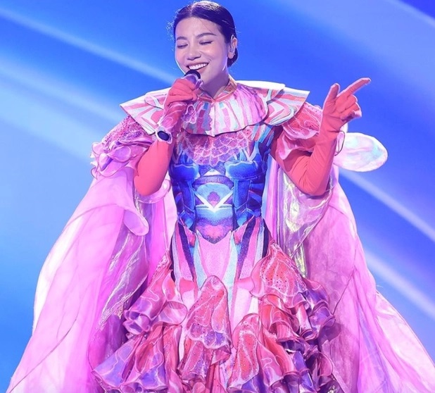 Ca sĩ Phượng Vũ tại The Mask Singer: Từ cô kế toán tới giọng hát nội lực, được đánh giá cao - Ảnh 1.