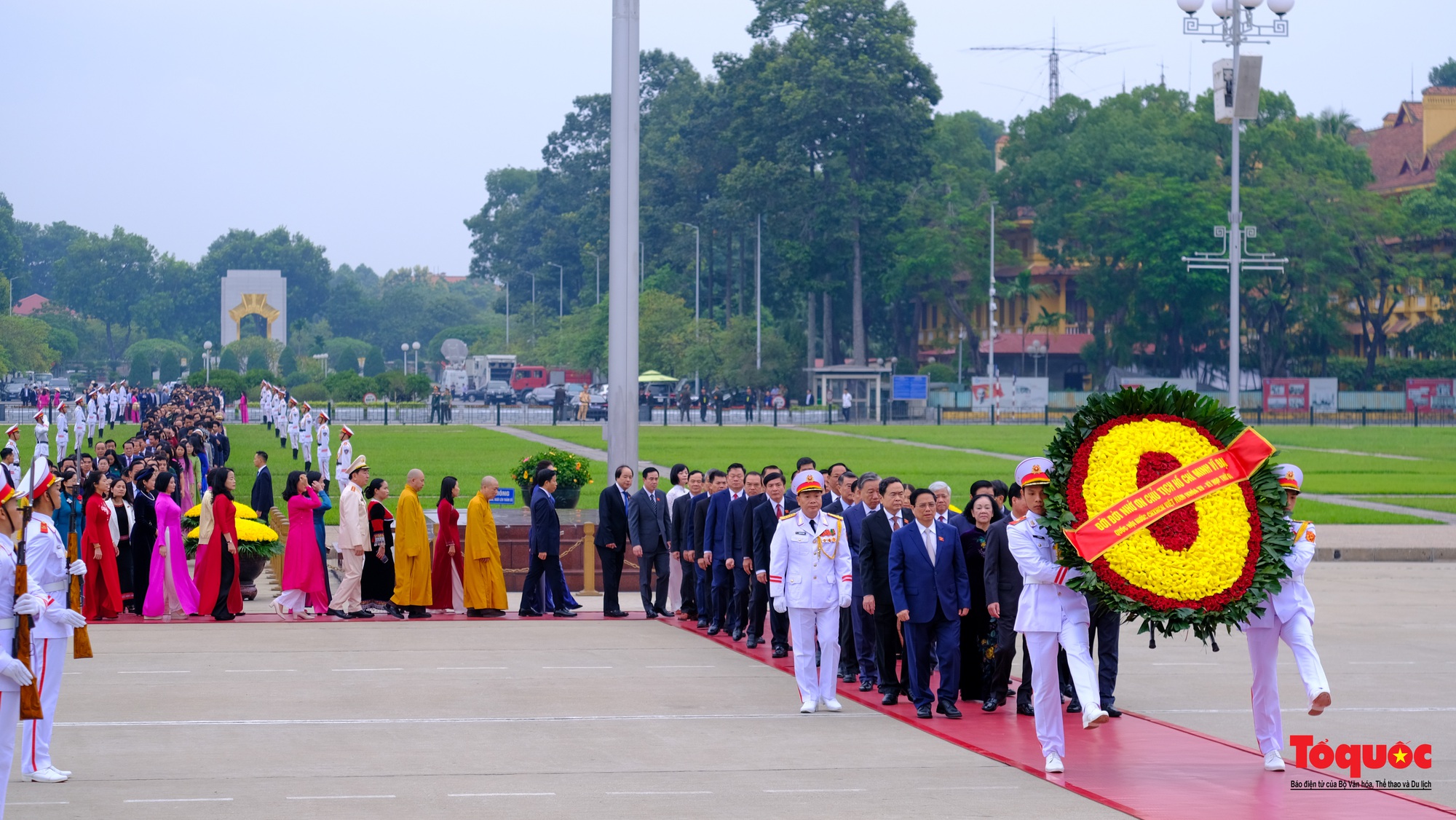 Lãnh đạo Đảng, Nhà nước và đại biểu Quốc hội viếng Chủ tịch Hồ Chí Minh trước khai mạc Kỳ 6 Quốc hội khóa XV - Ảnh 2.