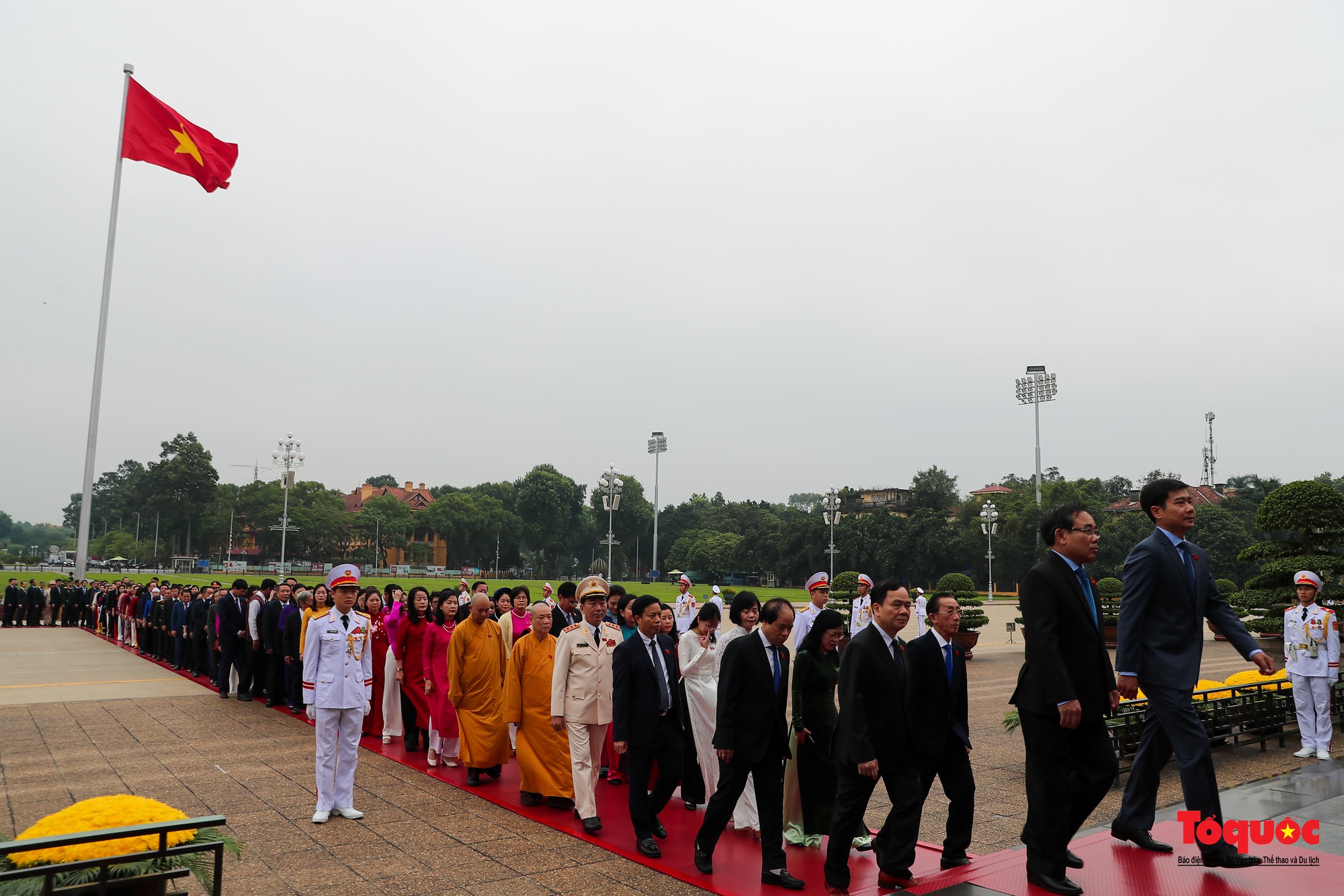 Lãnh đạo Đảng, Nhà nước và đại biểu Quốc hội viếng Chủ tịch Hồ Chí Minh trước khai mạc Kỳ 6 Quốc hội khóa XV - Ảnh 6.