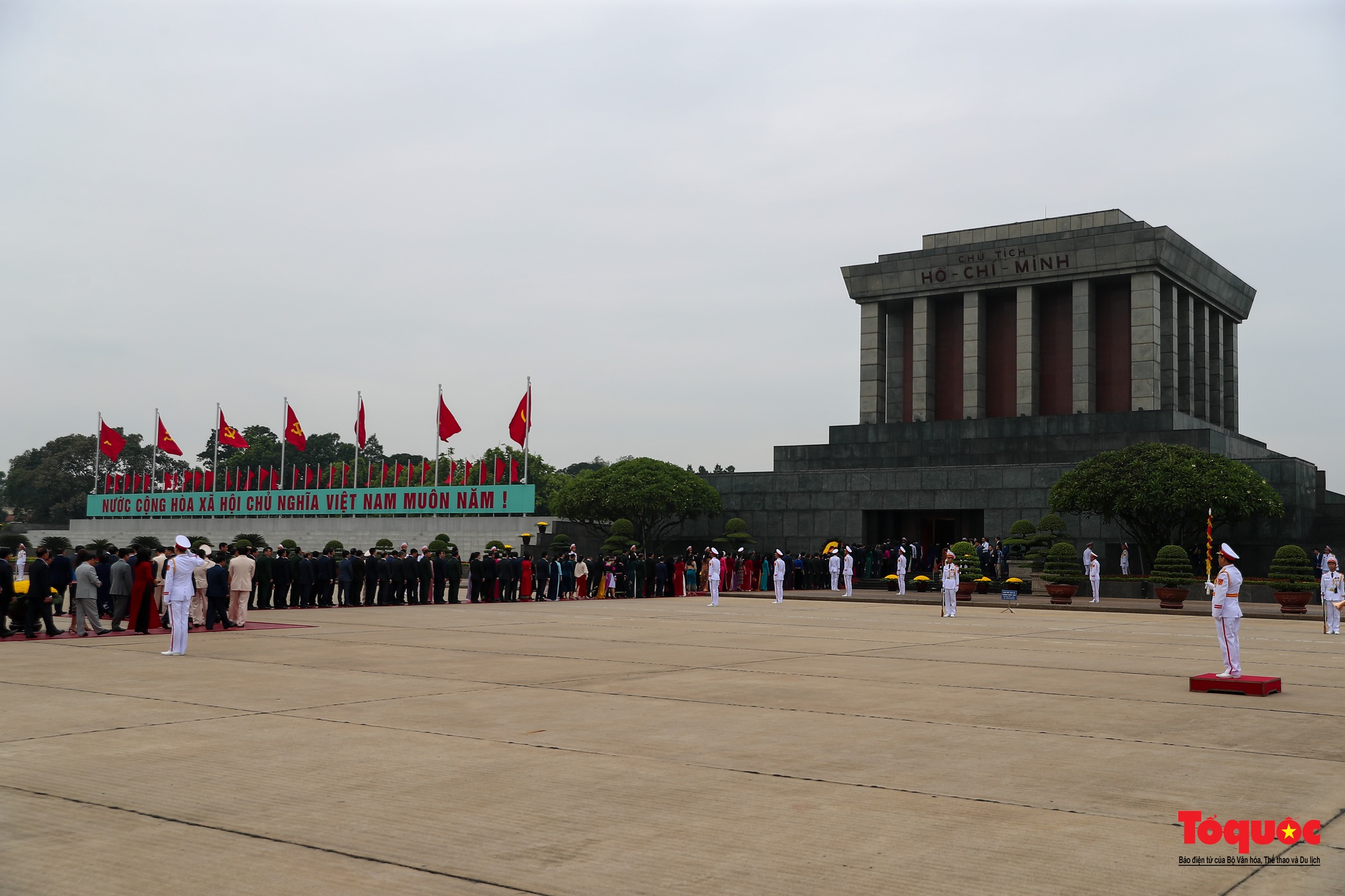 Lãnh đạo Đảng, Nhà nước và đại biểu Quốc hội viếng Chủ tịch Hồ Chí Minh trước khai mạc Kỳ 6 Quốc hội khóa XV - Ảnh 7.