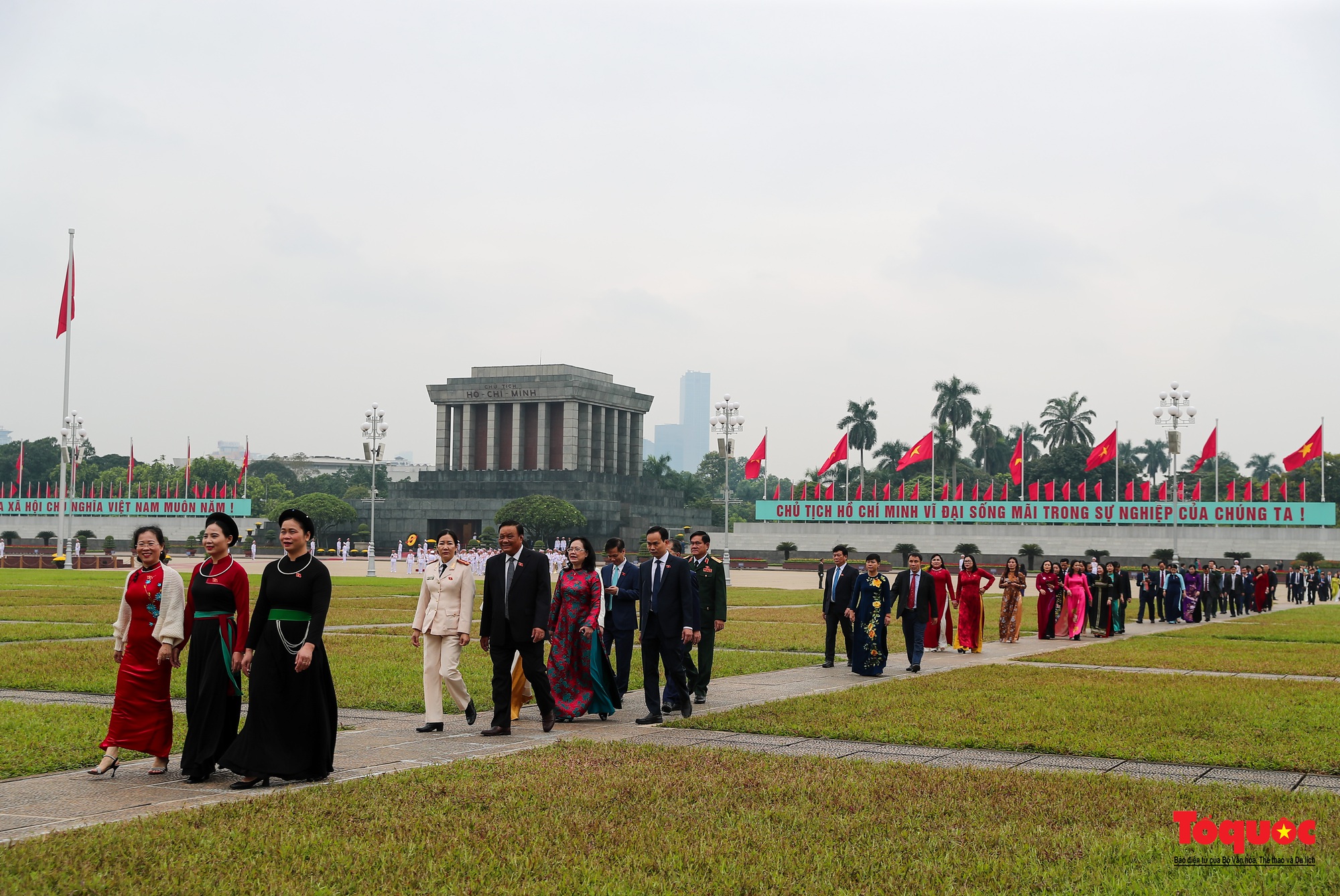 Lãnh đạo Đảng, Nhà nước và đại biểu Quốc hội viếng Chủ tịch Hồ Chí Minh trước khai mạc Kỳ 6 Quốc hội khóa XV - Ảnh 9.