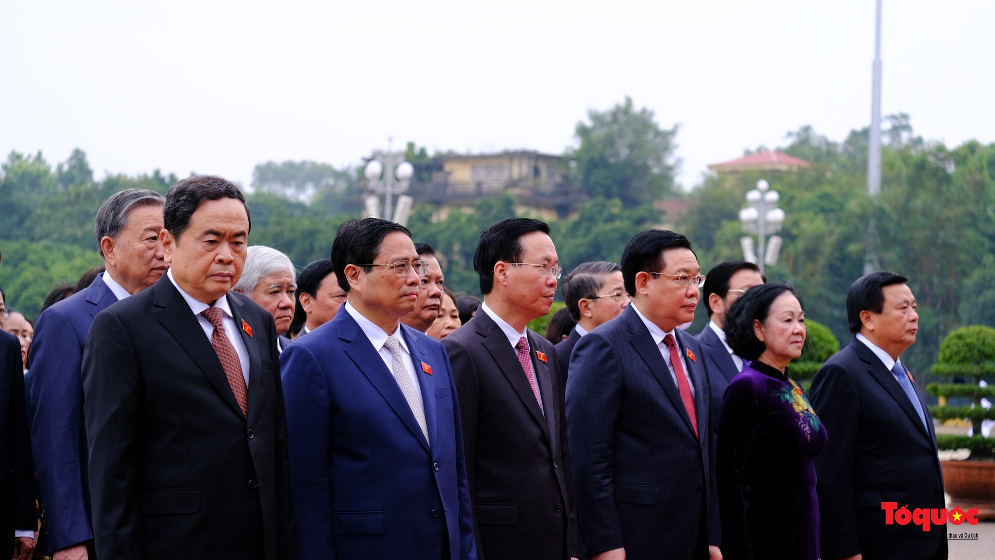 Lãnh đạo Đảng, Nhà nước và đại biểu Quốc hội viếng Chủ tịch Hồ Chí Minh trước khai mạc Kỳ 6 Quốc hội khóa XV - Ảnh 3.