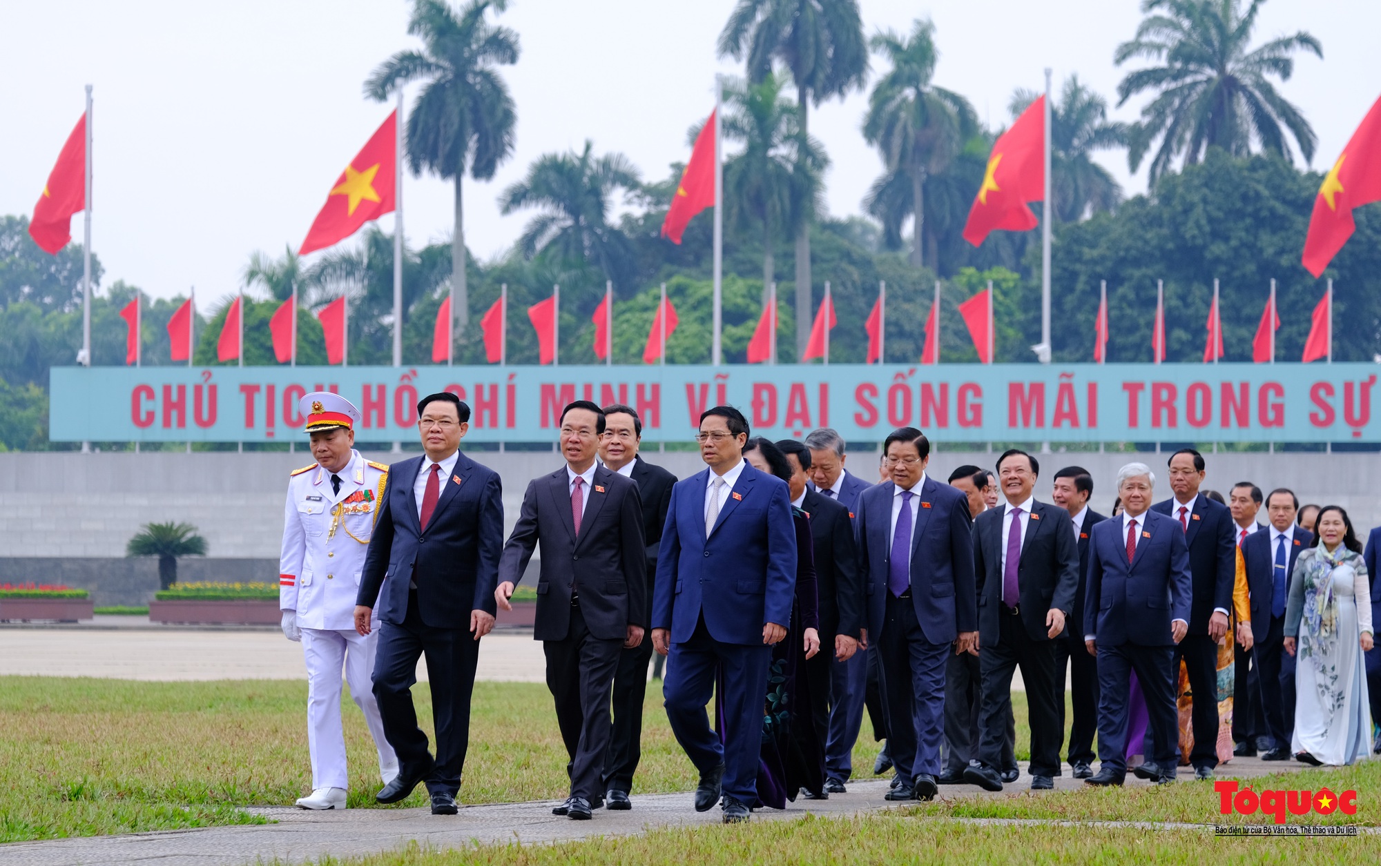 Lãnh đạo Đảng, Nhà nước và đại biểu Quốc hội viếng Chủ tịch Hồ Chí Minh trước khai mạc Kỳ 6 Quốc hội khóa XV - Ảnh 8.