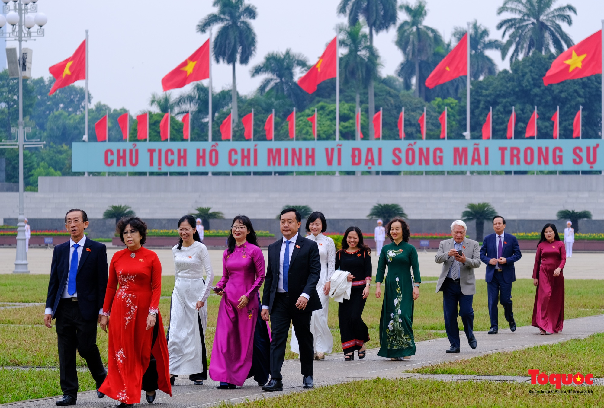 Lãnh đạo Đảng, Nhà nước và đại biểu Quốc hội viếng Chủ tịch Hồ Chí Minh trước khai mạc Kỳ 6 Quốc hội khóa XV - Ảnh 11.