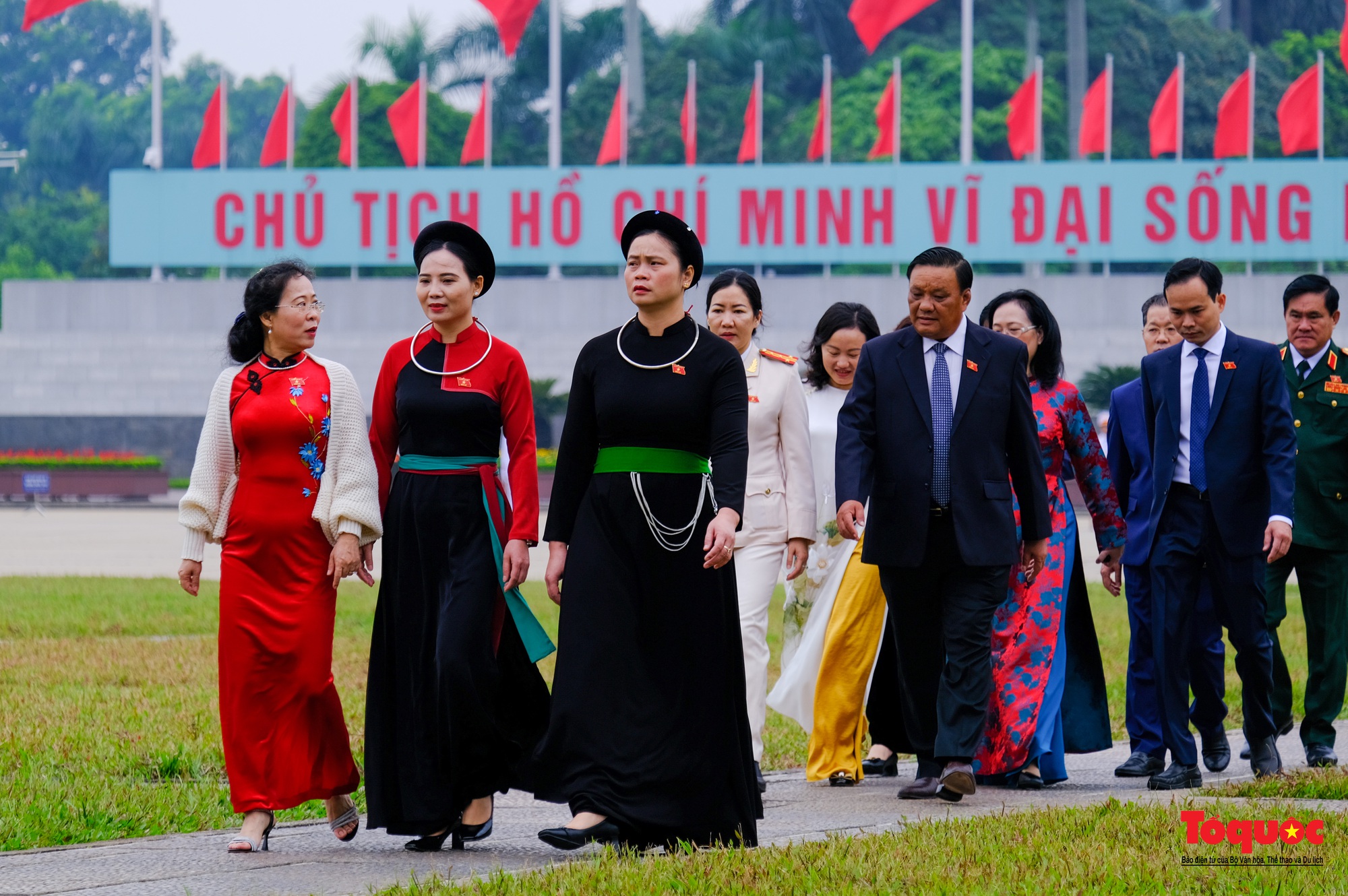 Lãnh đạo Đảng, Nhà nước và đại biểu Quốc hội viếng Chủ tịch Hồ Chí Minh trước khai mạc Kỳ 6 Quốc hội khóa XV - Ảnh 13.