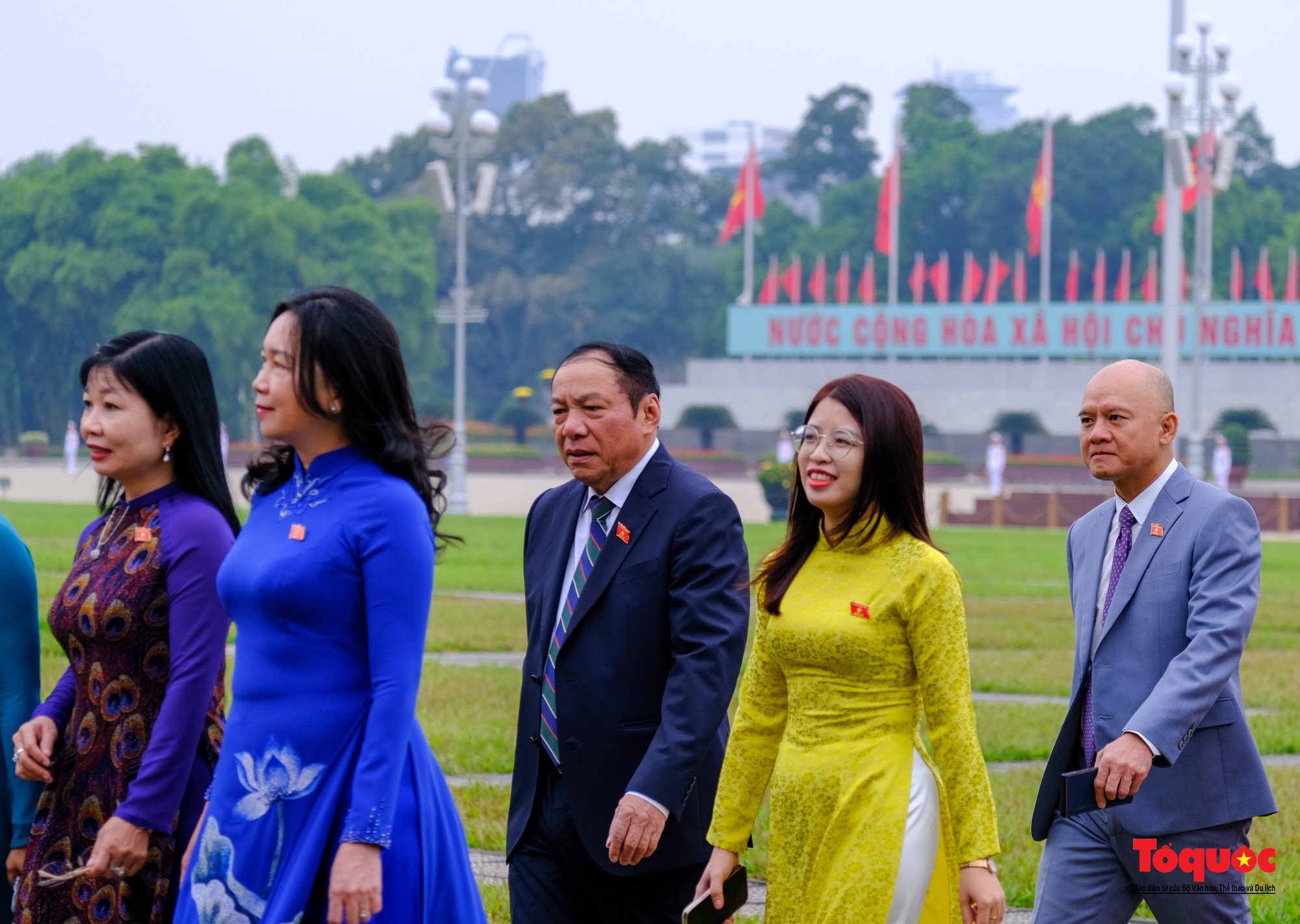 Lãnh đạo Đảng, Nhà nước và đại biểu Quốc hội viếng Chủ tịch Hồ Chí Minh trước khai mạc Kỳ 6 Quốc hội khóa XV - Ảnh 12.