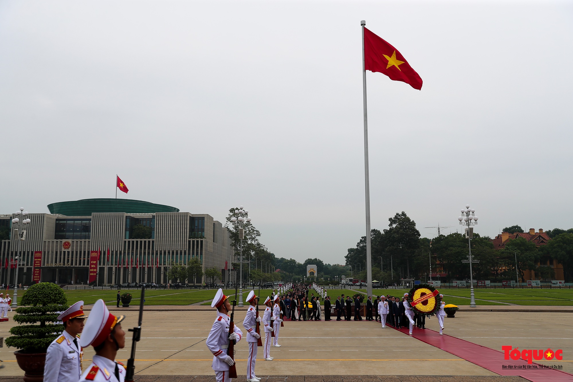 Lãnh đạo Đảng, Nhà nước và đại biểu Quốc hội viếng Chủ tịch Hồ Chí Minh trước khai mạc Kỳ 6 Quốc hội khóa XV - Ảnh 1.